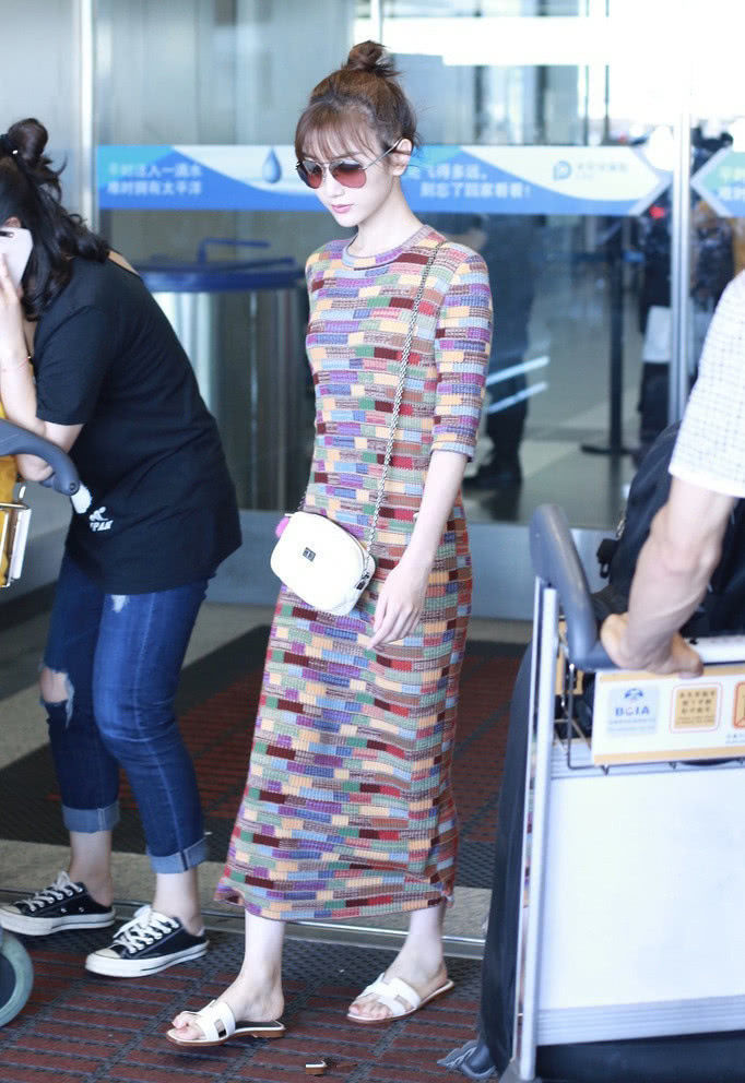 毛晓彤机场照火了，裙子穿得这么高级，脚下却穿10元的拖鞋！
