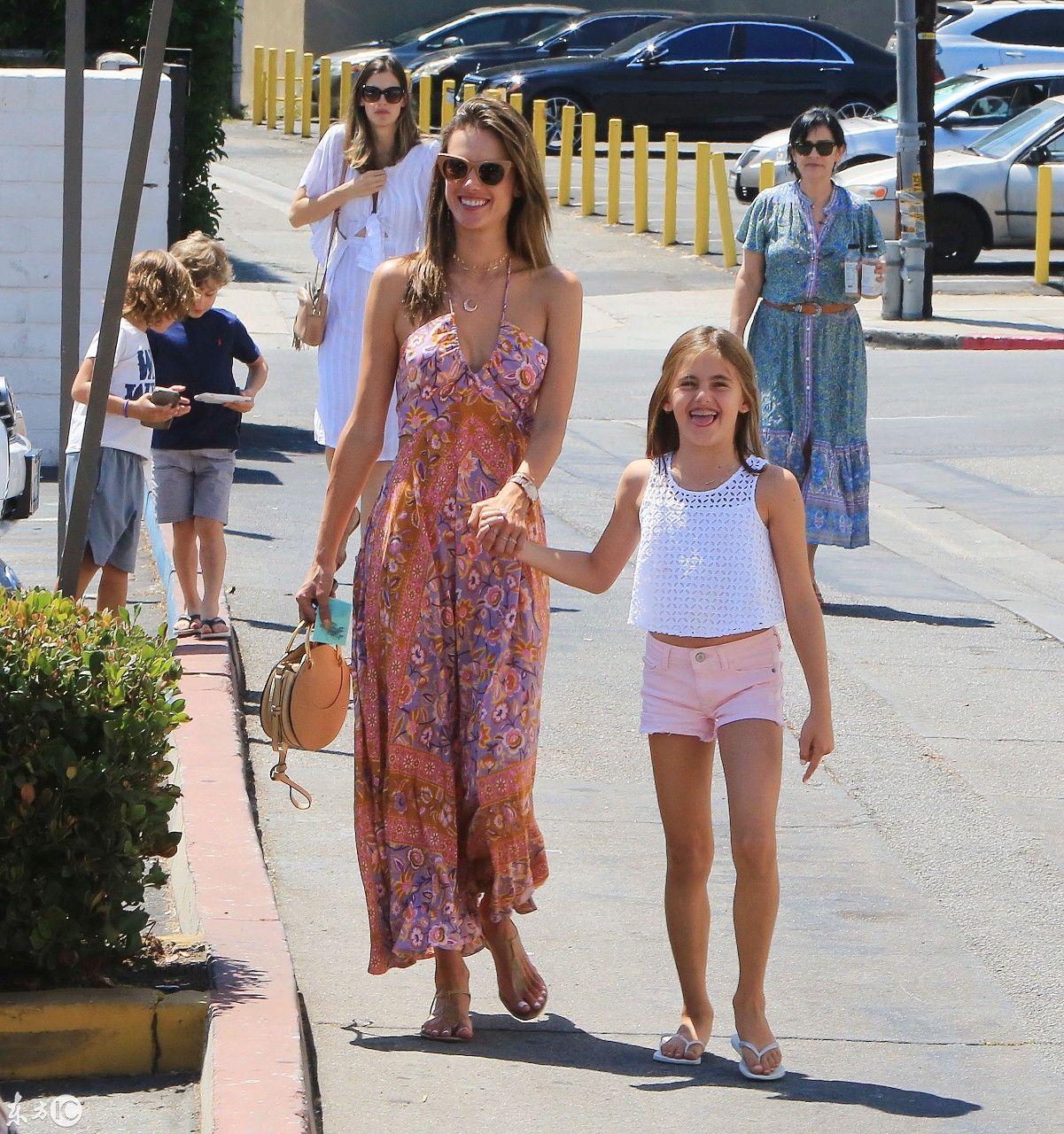 巴西维密超模带领女儿外出，网友:颜值高身材好，基因强大!