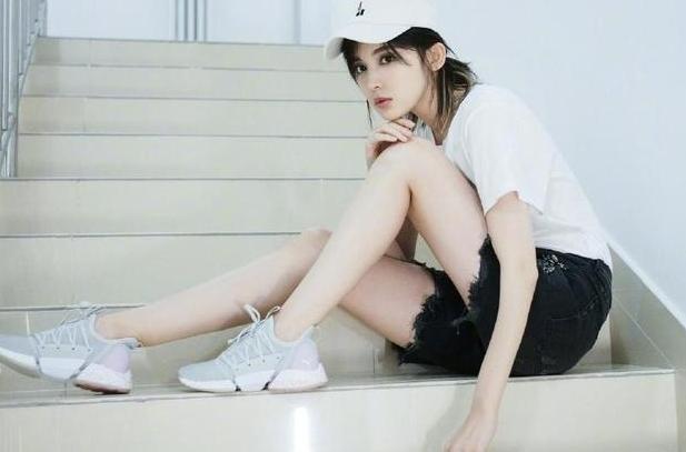 “国民腿精”是李溪芮？娜扎不服，靠双平底鞋凹出大长腿！