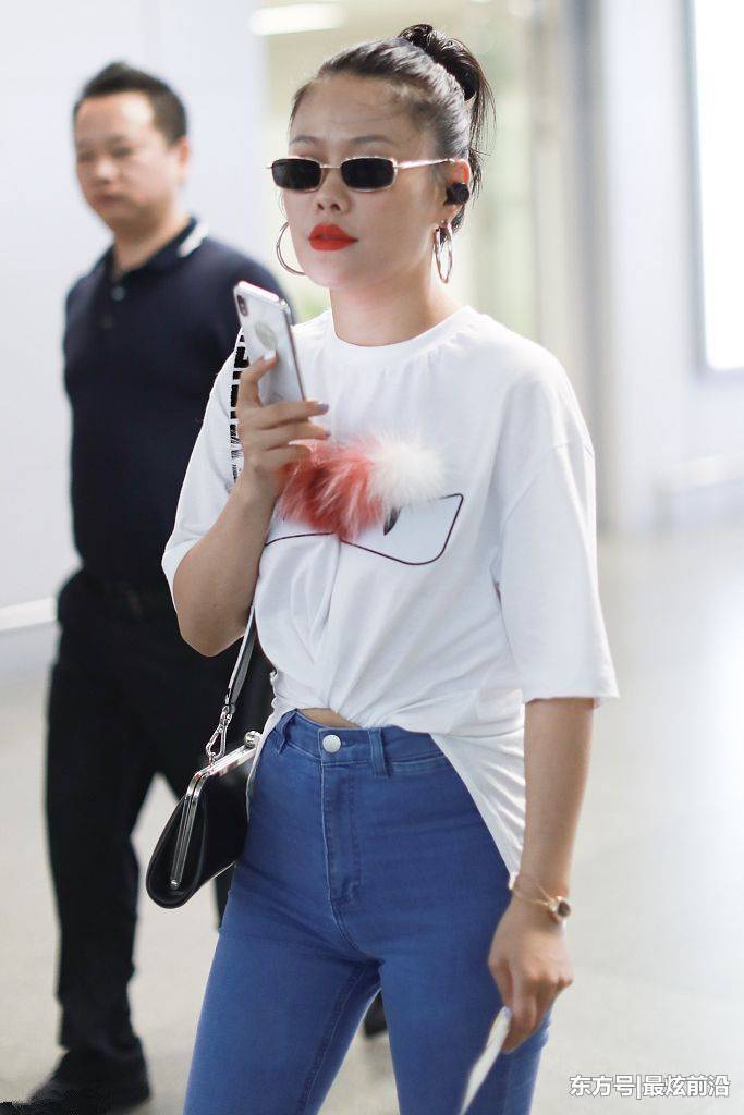 袁娅维对自己真狠！这么紧的裤子硬穿进去，视觉效果却有点尴尬