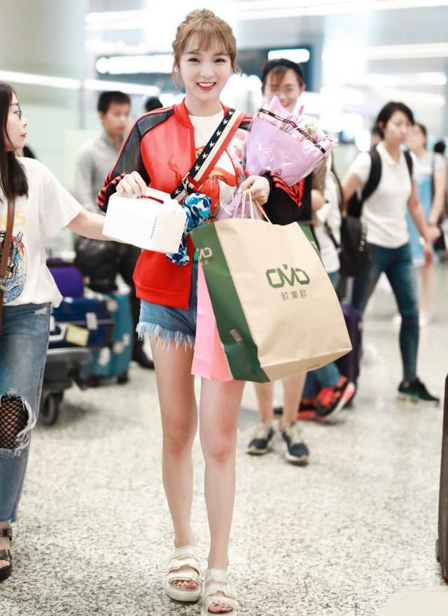 强东玥换了新发型，红外套搭短裤好撩人，没想到她的腿这么好看！