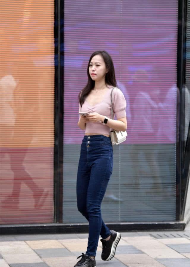『美女』牛仔裤展现时尚活力的气息, 简约清爽又落落大方的感觉