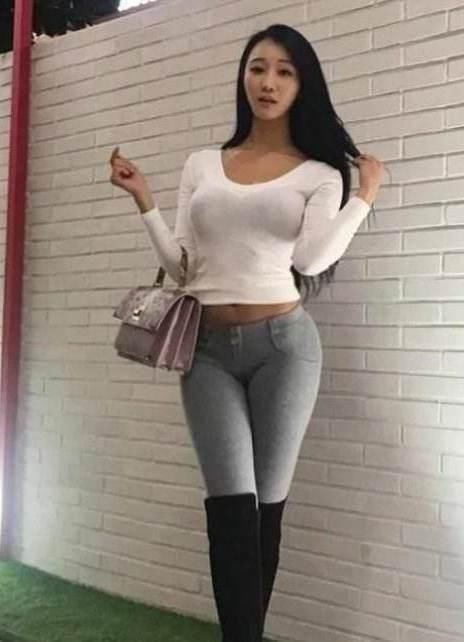 紧身牛仔裤穿出打底裤三角区的问题，好在比打底裤更有视感!