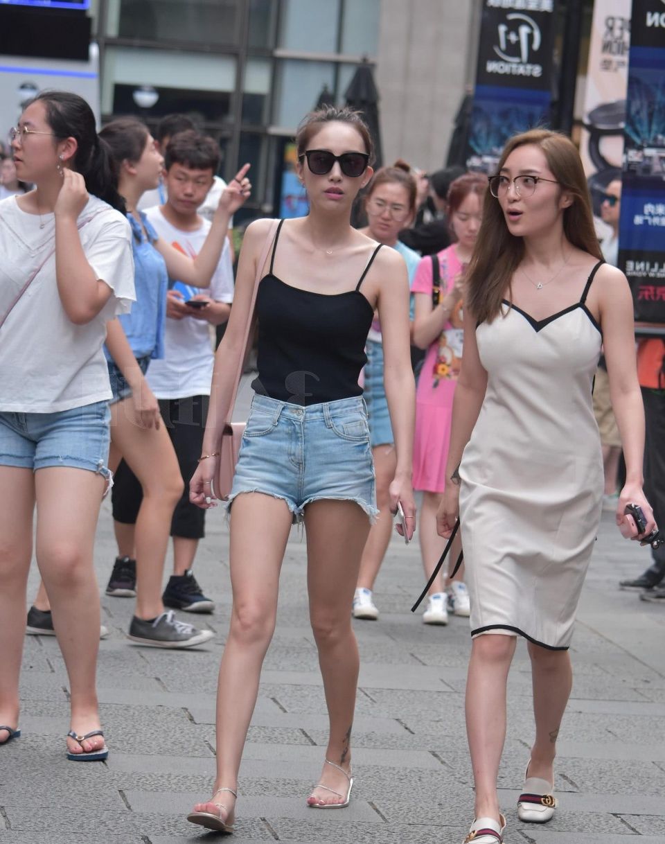 街拍:小姐姐吊带裙穿出微胖身材,三人排成排,成一道亮丽风景