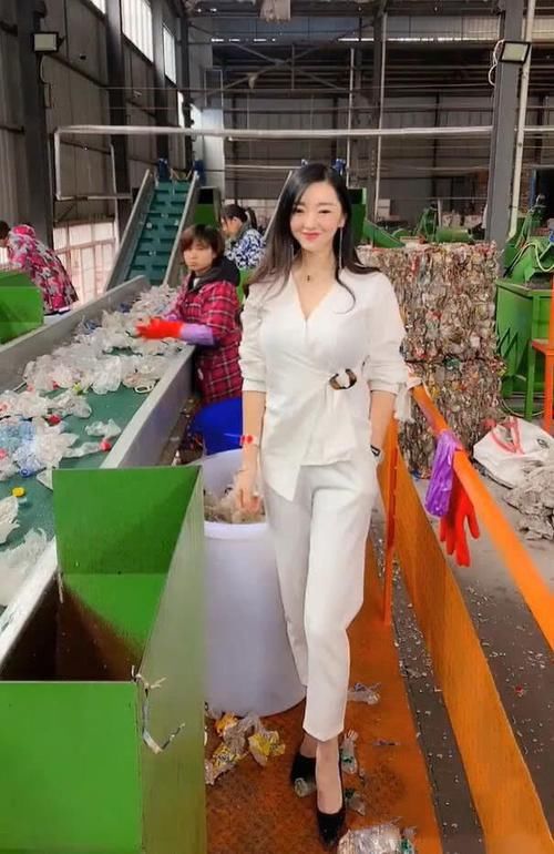  [美女]一身白色的时尚美女，看起来清爽又有女人味!