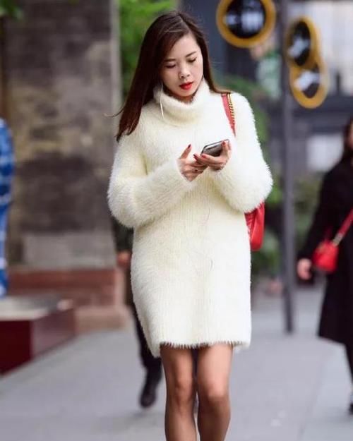  『针织』美女时尚街拍：皮肤白皙的美女，一件红色针织上衣配黑色休闲裤，青春靓丽