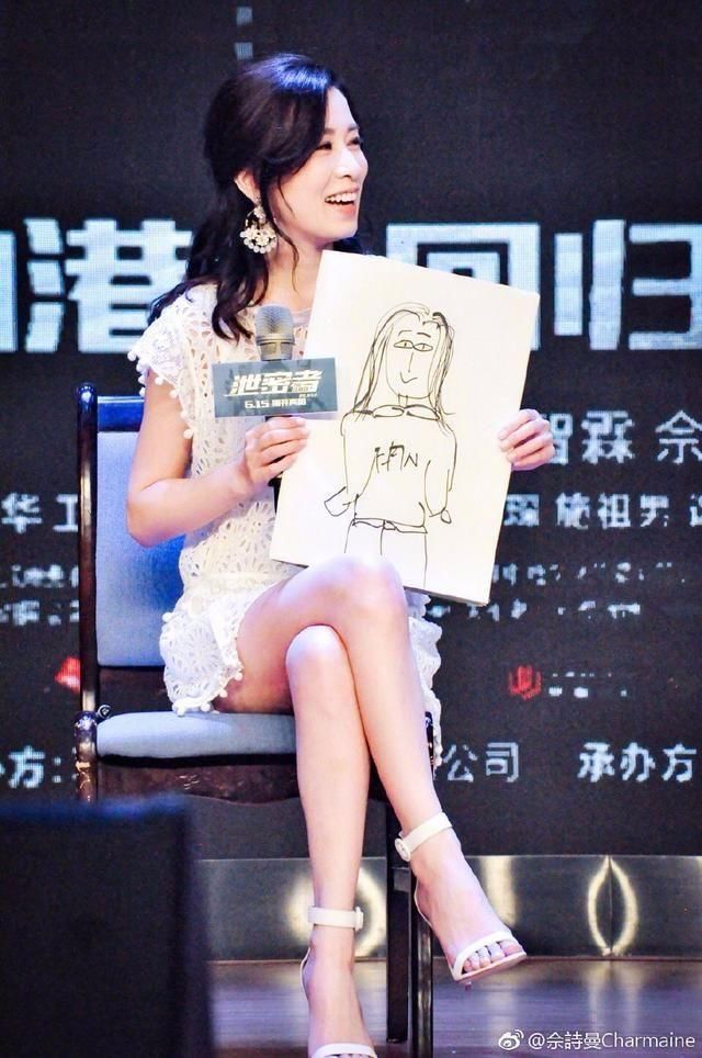 佘诗曼一穿上长靴就很丑，脱掉它就好看，网友：这腿都瘦成牙签了