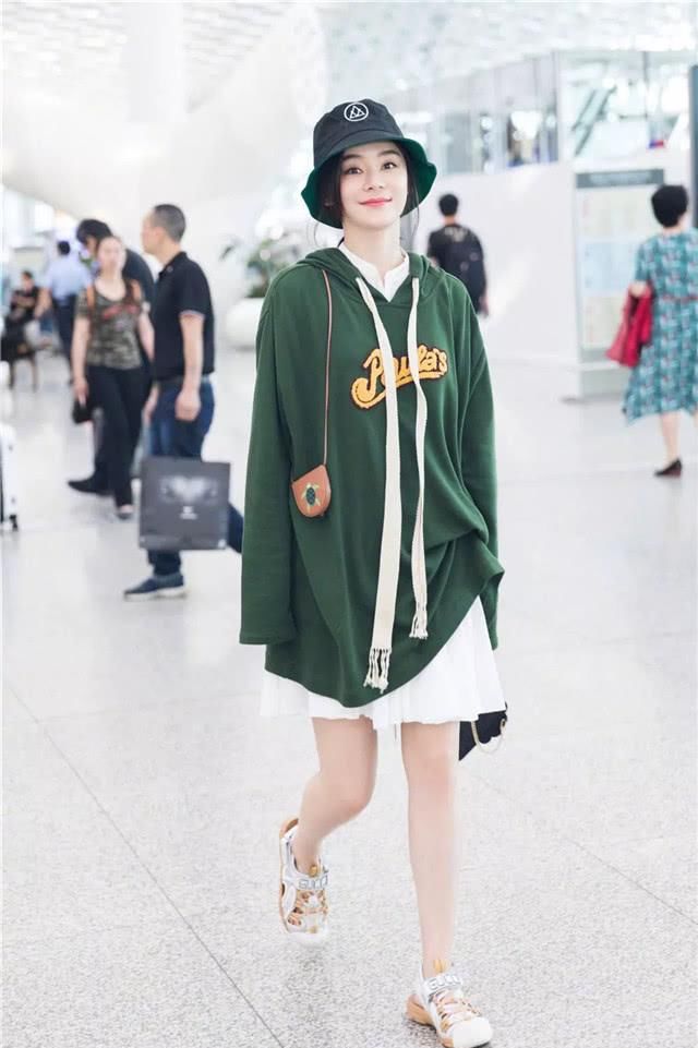 连帽@连帽卫衣就需要让位了,今春时兴“1+1衣”,遮肉好搭,大牌明星都上头了