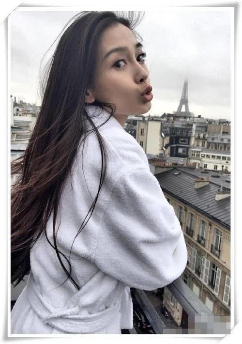 看了秦岚的睡裙，再看看杨颖，才知道清新与妩媚的差距有多大！