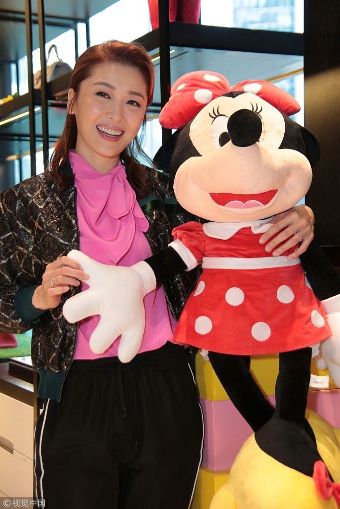 周丽淇与米妮玩偶合影比萌 穿粉嫩衬衣灿笑如花