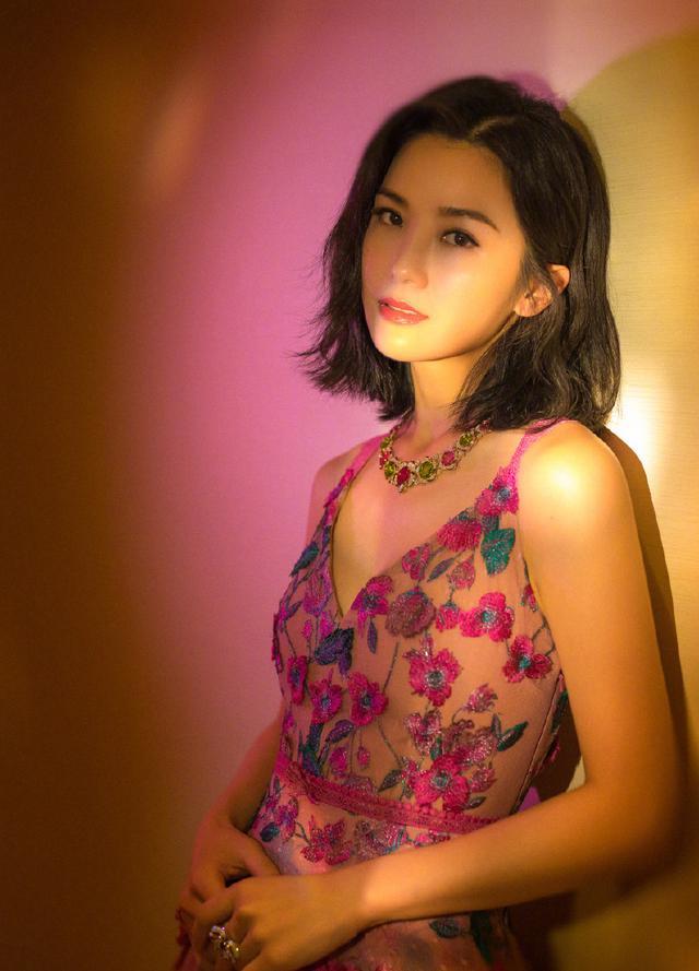 蔡卓妍字母T恤+吊带裙,回归青春美少女,网友:这次没得罪造型师