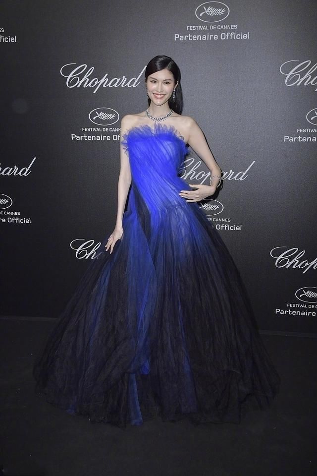 何穗穿抹胸裙现身，裙子太透里面都看到了，网友:超模就是敢穿!