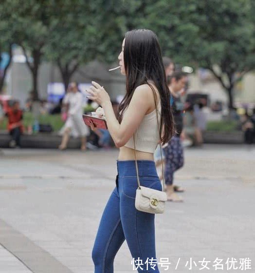 街拍清凉上街俊美的小姐姐，打扮上性感个性鹤立人群！