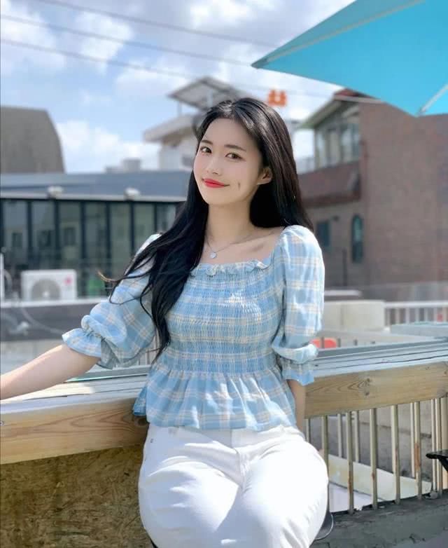  #奶油色#别再穿一身黑了！初夏适合这些“奶油色”，时髦气质又显白！