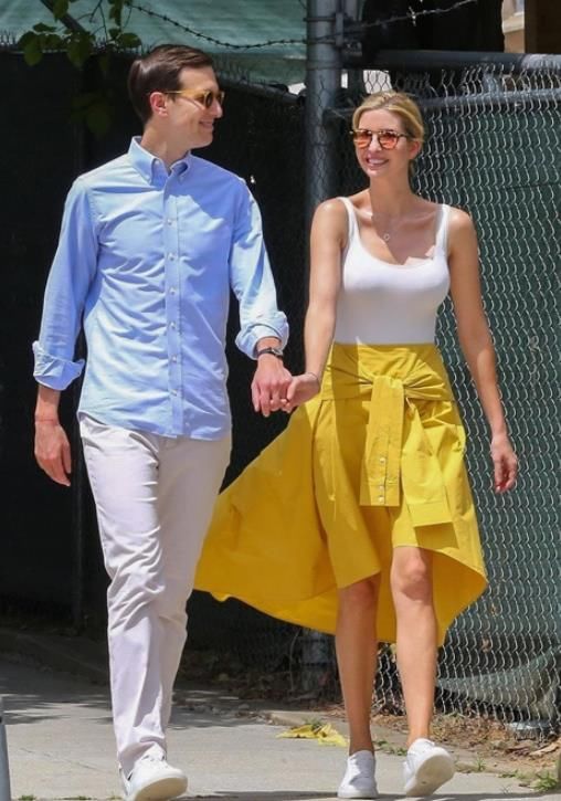 37岁伊万卡不服老，穿少女衣服，喜欢露锁骨，紧身显身材