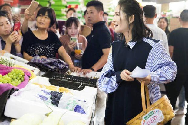 谢娜现身机场,穿大妈同款深色碎花裙,有种女神归来的感觉