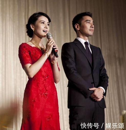 38岁高圆圆现身街头，头发乱成枯草，网友：确定这是气质女神？