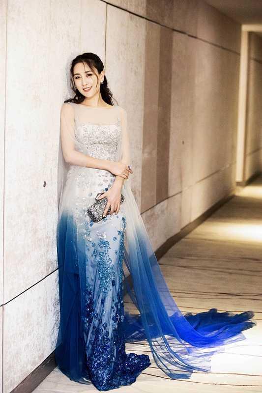 马苏胆真大！“毛毛虫裙”也敢往身上穿？网友：你的时尚我不懂！