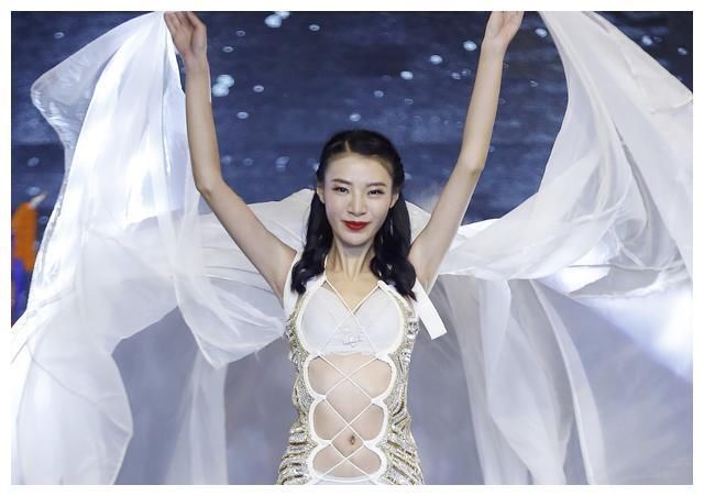 当“维密”遇上京剧，中外模特身穿维密服装大秀身材，性感十足