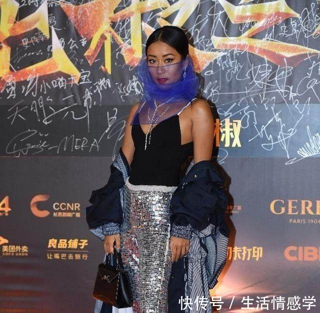 吉克隽逸终于穿衣正常了，只是这脸到底涂了多厚的粉，这么白！