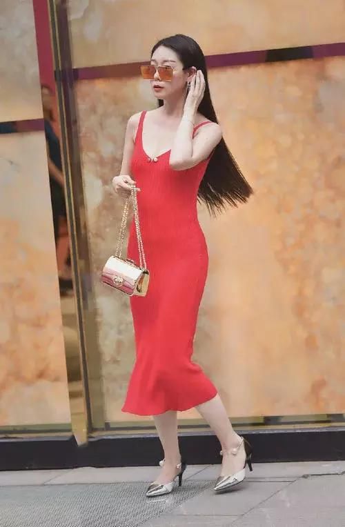 修身连衣裙穿出好身材，很有视感美