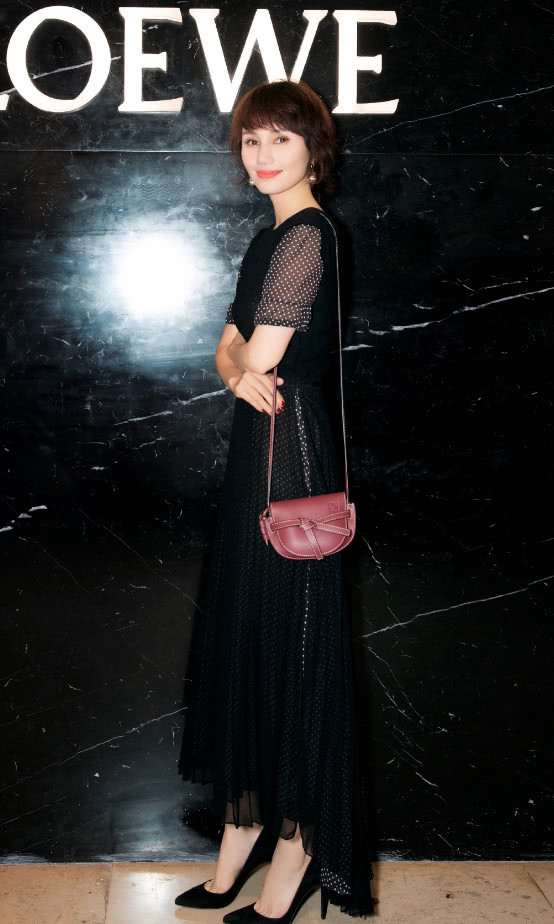 袁泉一袭露背黑裙亮相,成短发界的女神代言人,气场不比唐晶差!