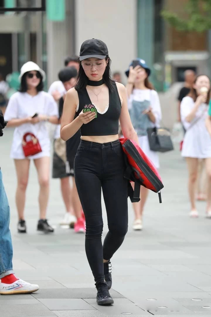  提拉■美女街拍：小姐姐牛仔裤裤腰有点松，提拉一下怎么了？