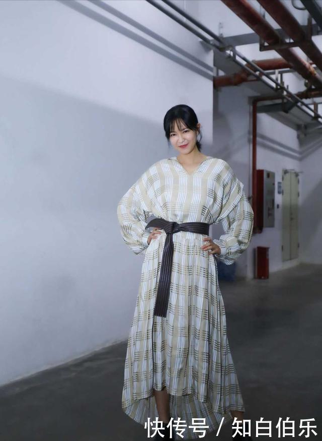  「减龄的效果」李艾气质依旧像超模，穿薄纱连衣裙配齐肩发型亮相，美出新高度