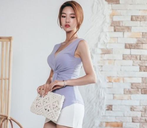 肤白貌美的小姐姐，紧身包臀裙勾勒出曼妙曲线，靓丽又优雅