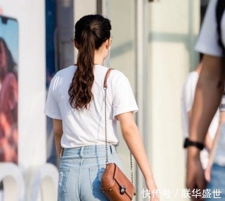 『身穿』街拍小美女气质高雅,身穿一件连衣裙,简洁大方又不失美感与优雅