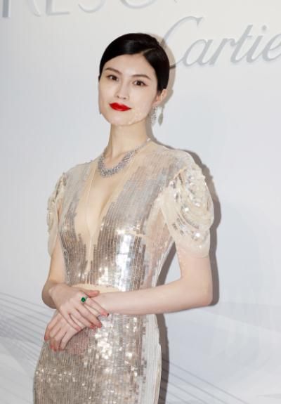 何穗穿贴身亮片裙现身,白到发光,只是这衣服里面,难道是真空?