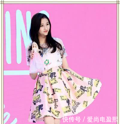 关晓彤气质太奇怪！仙女烫秒变大妈卷，网友咋看都不像21岁！