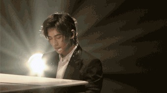 鲻鱼头发型得靠颜值撑！范丞丞像精灵，杨洋超日系，鹿晗不敢认！