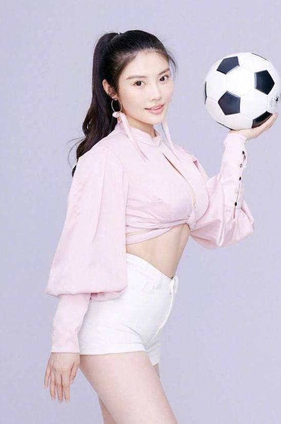 大嫂徐冬冬太会撩了，打五个“结”都藏不住性感，不愧是足球宝贝