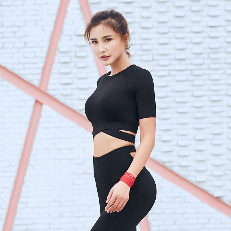 健身房的女人真让人大饱眼福!一身“紧身装”，尽显身材风情万种