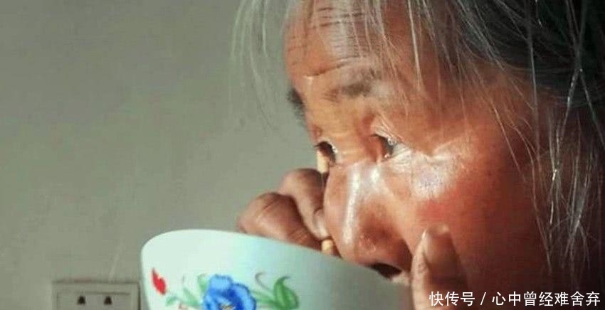  硬撑@一个笑领退休金，一个硬撑去种地，养老双标准，农民的苦谁