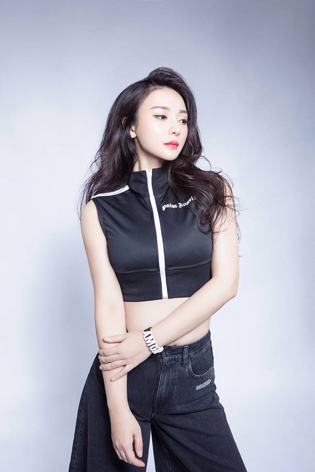 不只是性感!柳岩抱胸秀傲人上围卷发慵懒