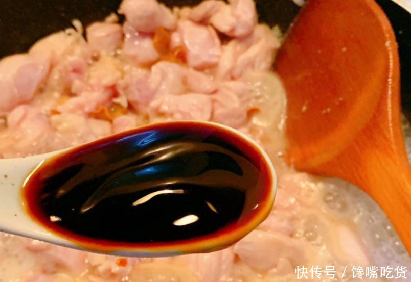 『看起来』台式美味三杯鸡,炒糖色和九层塔的加入,出锅后色泽很诱人