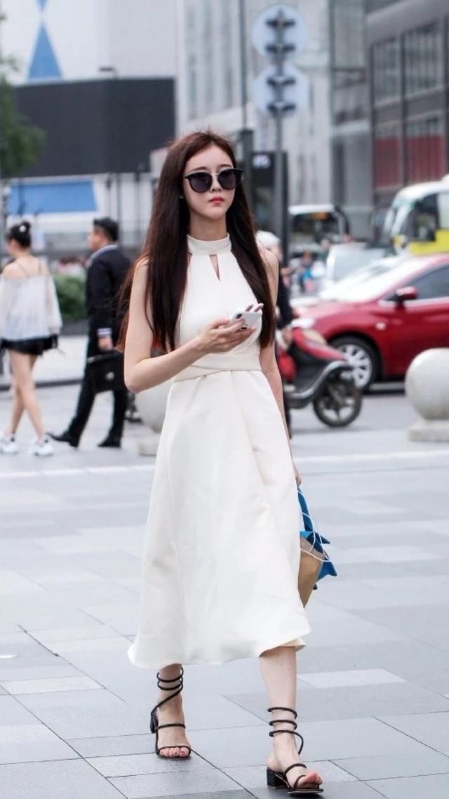 穿白裙的小姐姐很仙,连下巴也是无人能及的!