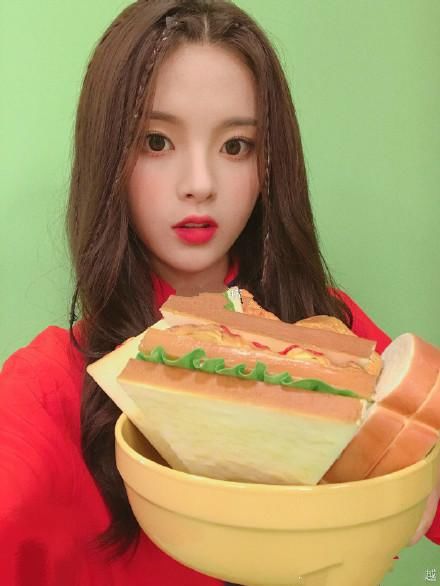 看了杨超越的精修图，再看看无修图，网友：确定不是换了个人？