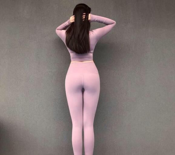 打底裤显现出美女迷人的气息，凸显出优雅的魅力！