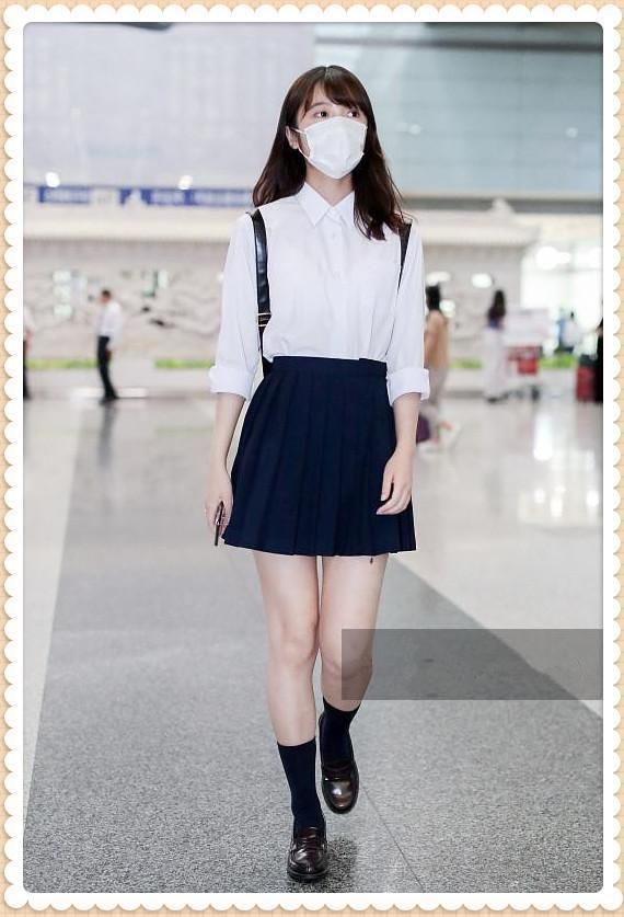 董洁真会装!38岁学21岁徐娇穿百褶裙,网友:再不疯狂就老了!