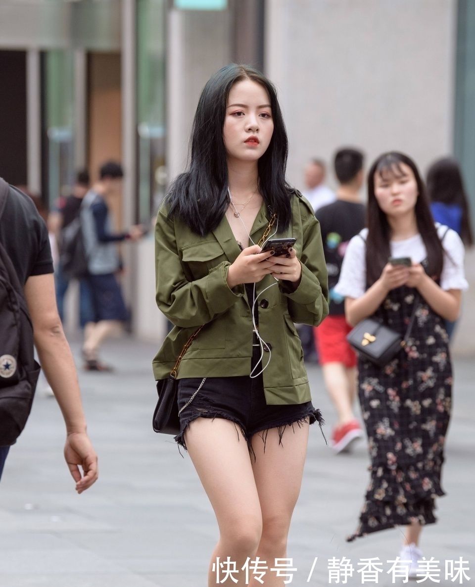  「漂亮」街拍：每个漂亮的女生都应该有一双一字带高跟凉鞋