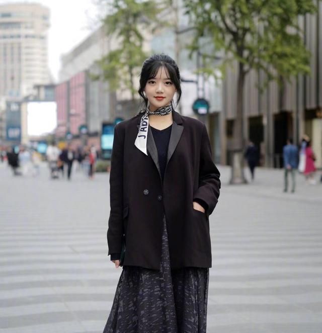  『明媚』街拍明媚妖娆的美女,一件花色连衣裙外搭白色开衫,女人味十足