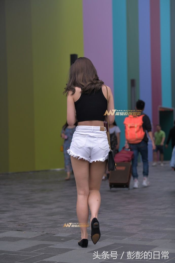 路人街拍，黑白搭配的小姐姐，越紧身越性感