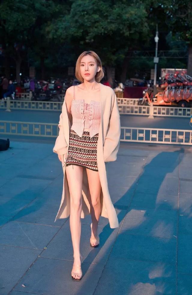 【脸上】街拍:小姐姐面带笑容,苗条的身材,脸上洋溢着青春的气息