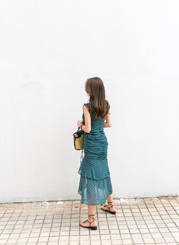 女神孙允珠，青花磨砂苔痕冰水晶玛瑙长裙