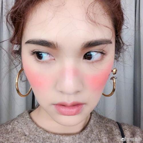 坤音四子“过敏脸”出道妆，这画风是致敬98年的王菲吗？