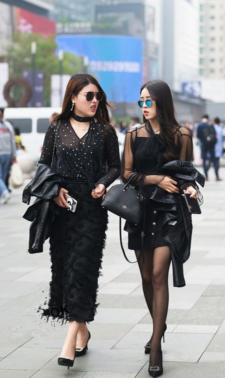  『连体』街拍：身穿酒红色连体裤美女太亮眼了，苗条的身姿，气质很美