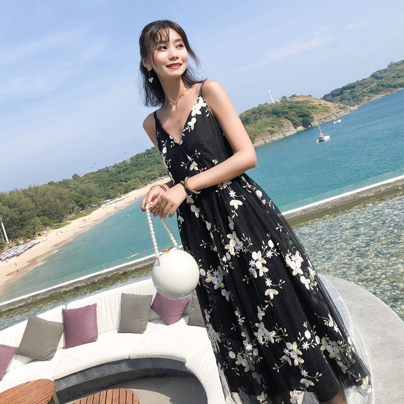 连衣裙都丕敢穿性感点的，你还好意思说你是个年轻女孩嘛